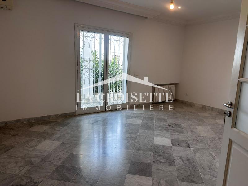 Etage de villa S+3 à La Marsa